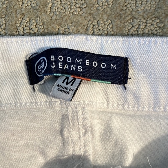 White Denim jean skirt with cotton floral appliqué on sides - Small - Picture 2 of 7